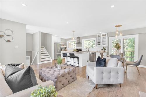 20 Geneva Drive, Hamilton, ON - Indoor Photo Showing Living Room