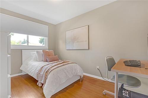 20 Geneva Drive, Hamilton, ON - Indoor Photo Showing Bedroom