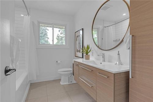 20 Geneva Drive, Hamilton, ON - Indoor Photo Showing Bathroom