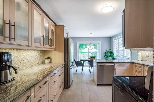 31 Bridlewood Drive, Dundas, ON - Indoor Photo Showing Kitchen With Upgraded Kitchen