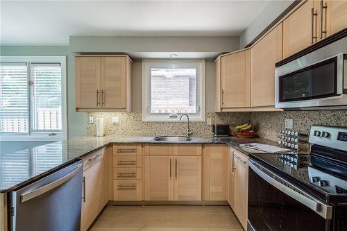 31 Bridlewood Drive, Dundas, ON - Indoor Photo Showing Kitchen With Upgraded Kitchen