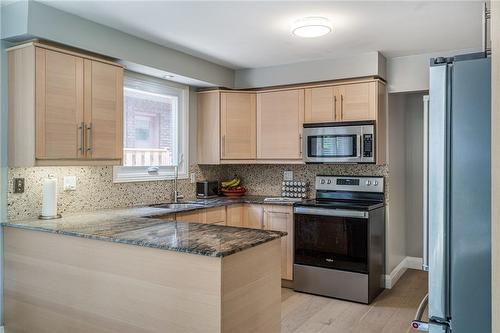 31 Bridlewood Drive, Dundas, ON - Indoor Photo Showing Kitchen