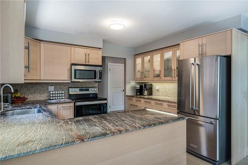 31 Bridlewood Drive, Dundas, ON - Indoor Photo Showing Kitchen