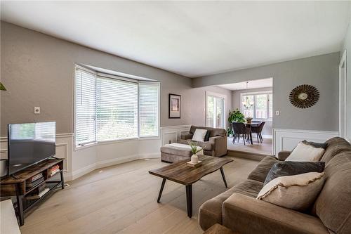 31 Bridlewood Drive, Dundas, ON - Indoor Photo Showing Living Room