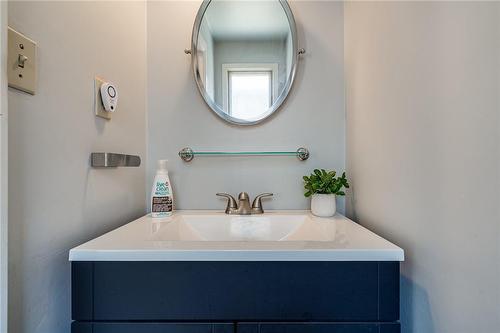 31 Bridlewood Drive, Dundas, ON - Indoor Photo Showing Bathroom