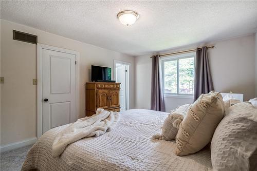 31 Bridlewood Drive, Dundas, ON - Indoor Photo Showing Bedroom