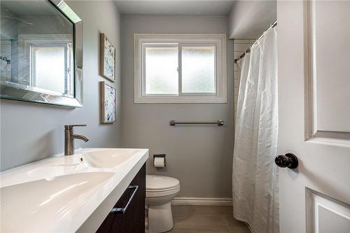 31 Bridlewood Drive, Dundas, ON - Indoor Photo Showing Bathroom