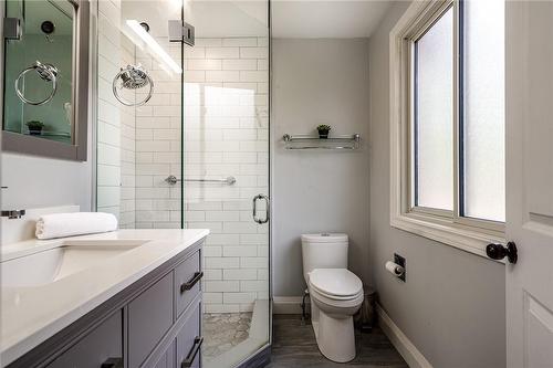 31 Bridlewood Drive, Dundas, ON - Indoor Photo Showing Bathroom