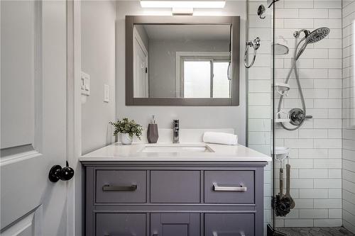 31 Bridlewood Drive, Dundas, ON - Indoor Photo Showing Bathroom