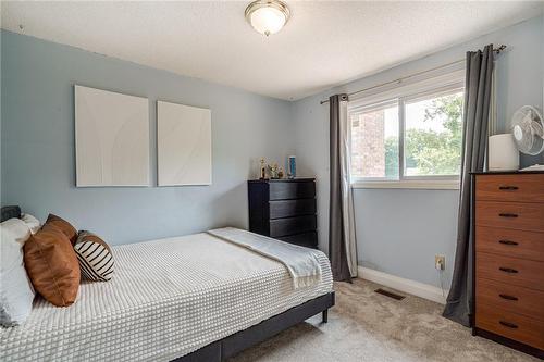 31 Bridlewood Drive, Dundas, ON - Indoor Photo Showing Bedroom