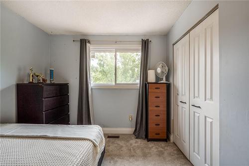 31 Bridlewood Drive, Dundas, ON - Indoor Photo Showing Bedroom