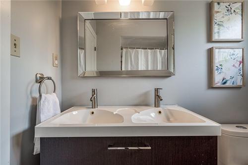 31 Bridlewood Drive, Dundas, ON - Indoor Photo Showing Bathroom