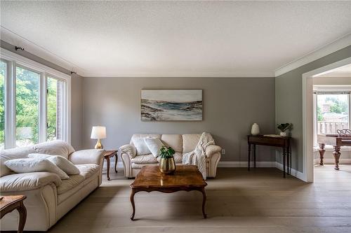 31 Bridlewood Drive, Dundas, ON - Indoor Photo Showing Living Room