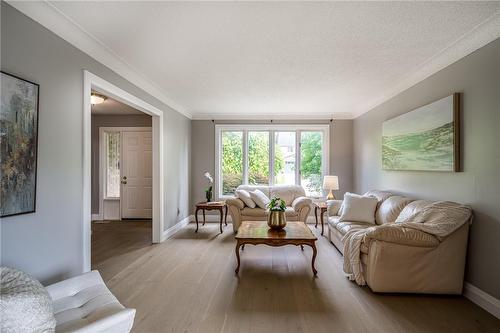 31 Bridlewood Drive, Dundas, ON - Indoor Photo Showing Living Room