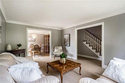 31 Bridlewood Drive, Dundas, ON - Indoor Photo Showing Living Room