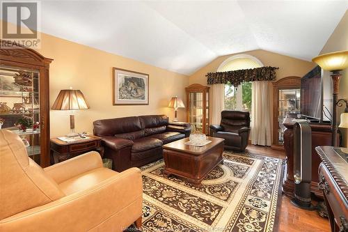 1095 Greenpark Boulevard, Windsor, ON - Indoor Photo Showing Living Room