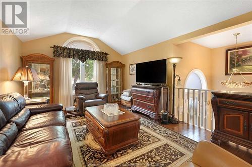 1095 Greenpark Boulevard, Windsor, ON - Indoor Photo Showing Living Room