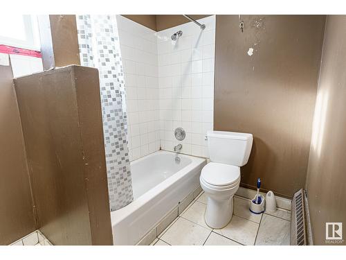 10732 96 St Nw, Edmonton, AB - Indoor Photo Showing Bathroom