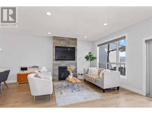 440 Dunbar Court, Kelowna, BC - Indoor Photo Showing Living Room With Fireplace