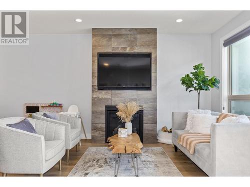 440 Dunbar Court, Kelowna, BC - Indoor Photo Showing Living Room With Fireplace