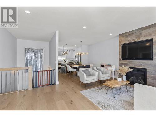 440 Dunbar Court, Kelowna, BC - Indoor Photo Showing Living Room With Fireplace