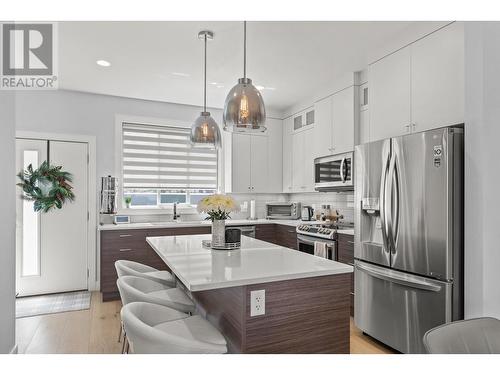 440 Dunbar Court, Kelowna, BC - Indoor Photo Showing Kitchen With Stainless Steel Kitchen With Upgraded Kitchen