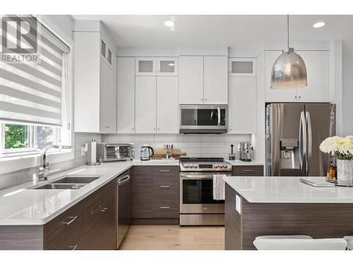 440 Dunbar Court, Kelowna, BC - Indoor Photo Showing Kitchen With Stainless Steel Kitchen With Double Sink With Upgraded Kitchen