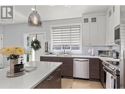 440 Dunbar Court, Kelowna, BC - Indoor Photo Showing Kitchen With Double Sink