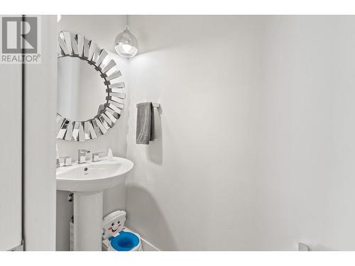 440 Dunbar Court, Kelowna, BC - Indoor Photo Showing Bathroom