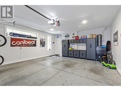 440 Dunbar Court, Kelowna, BC - Indoor Photo Showing Garage