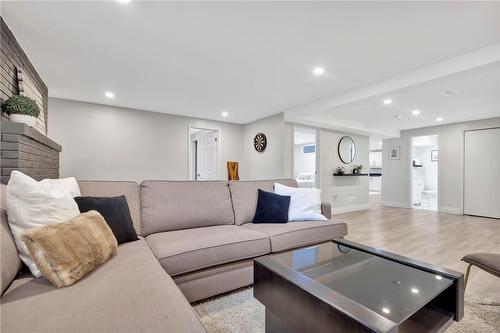 35 Lasila Court, Hamilton, ON - Indoor Photo Showing Living Room