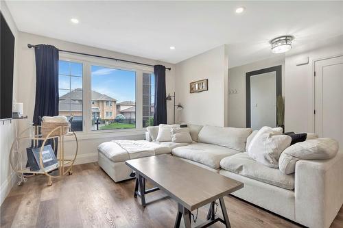 35 Lasila Court, Hamilton, ON - Indoor Photo Showing Living Room