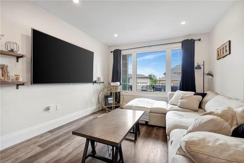 35 Lasila Court, Hamilton, ON - Indoor Photo Showing Living Room