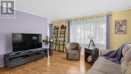 301 Beverly Drive, Essex, ON - Indoor Photo Showing Living Room