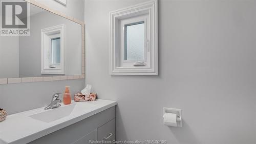 301 Beverly Drive, Essex, ON - Indoor Photo Showing Bathroom