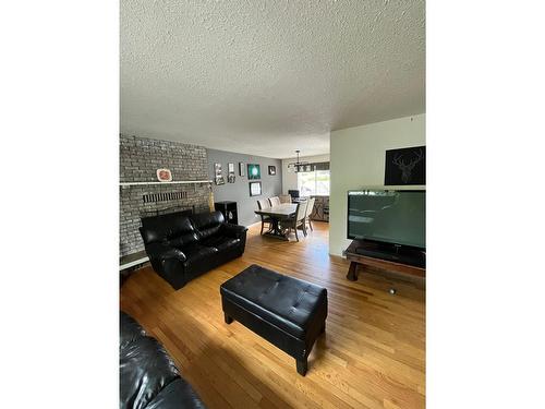 1430 Highland Drive, Castlegar, BC - Indoor Photo Showing Living Room