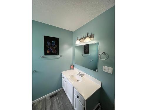 1430 Highland Drive, Castlegar, BC - Indoor Photo Showing Bathroom