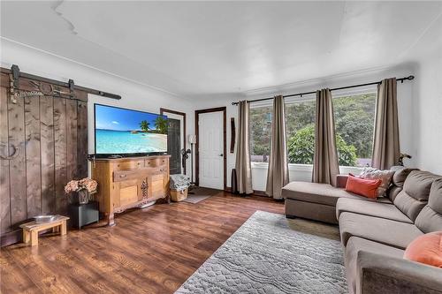 1215 Trinity Church Road, Hamilton, ON - Indoor Photo Showing Living Room