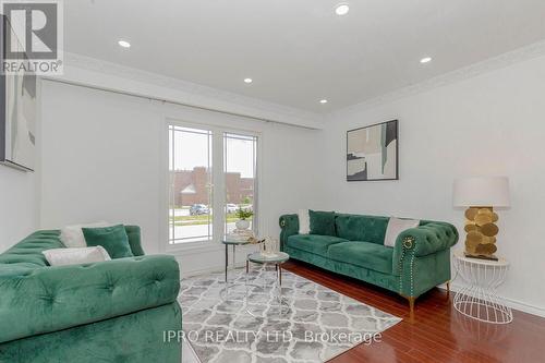 3755 Brandon Gate Drive, Mississauga, ON - Indoor Photo Showing Living Room