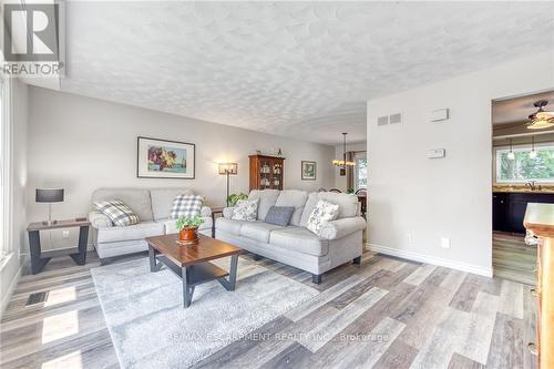 8 Hampton Court, Norfolk (Port Dover), ON - Indoor Photo Showing Living Room