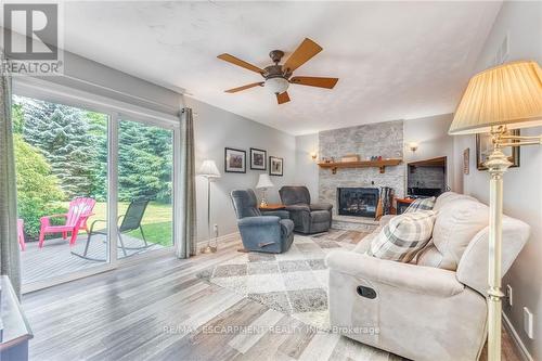 8 Hampton Court, Norfolk (Port Dover), ON - Indoor Photo Showing Living Room With Fireplace