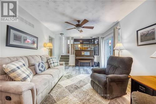 8 Hampton Court, Norfolk (Port Dover), ON - Indoor Photo Showing Living Room