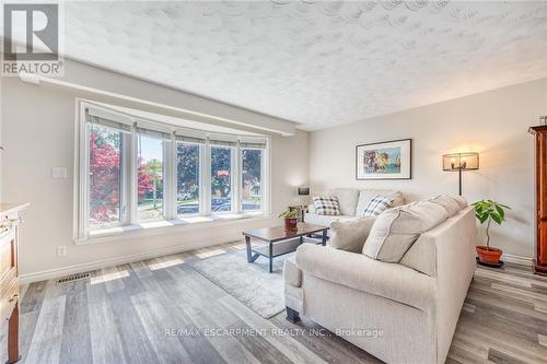 8 Hampton Court, Norfolk (Port Dover), ON - Indoor Photo Showing Living Room