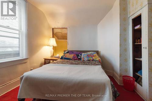 312 Ridgeway Road, Fort Erie, ON - Indoor Photo Showing Bedroom