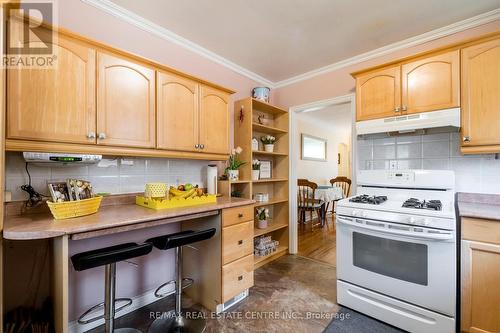 204 Parkdale Avenue S, Hamilton, ON - Indoor Photo Showing Kitchen