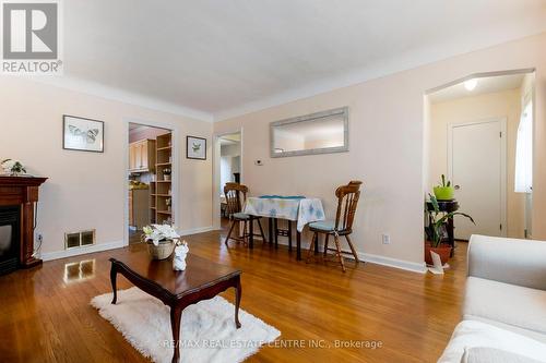 204 Parkdale Avenue S, Hamilton, ON - Indoor Photo Showing Living Room