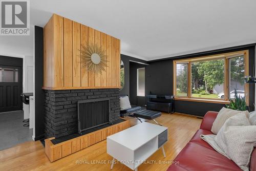 390 Crescent Drive, Gravenhurst, ON - Indoor Photo Showing Living Room With Fireplace