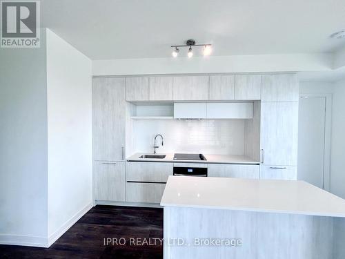 829 - 2 David Eyer Road E, Richmond Hill, ON - Indoor Photo Showing Kitchen