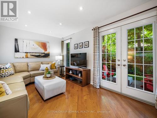 93 Wright Street, Richmond Hill, ON - Indoor Photo Showing Living Room