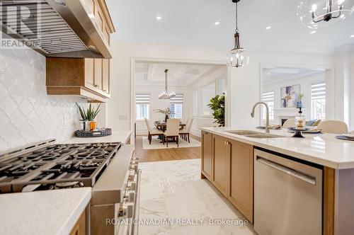 14 Suttonrail Way, Whitchurch-Stouffville (Stouffville), ON - Indoor Photo Showing Kitchen With Double Sink With Upgraded Kitchen